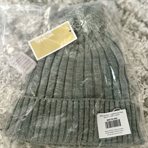 ?MICHAEL KORS??NWT?GRAY RIBBED KNIT BEANIE HAT WITH POM main image 7